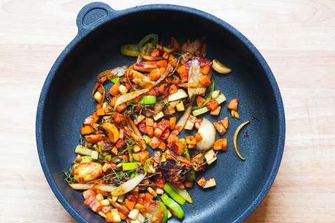Röstgemüse mit tomatenmark in der Pfanne
