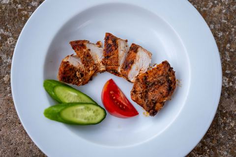 Aufgetautes gegrilltes Fleisch am nächsten Tag aufgeschnitten