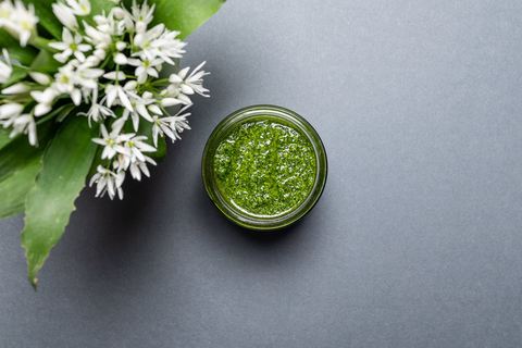 Bärlauchpesto im Glas mit Bärlauchblättern