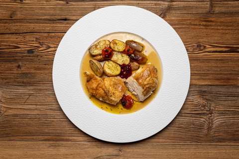 Brathähnchen angerichtet zum Servieren