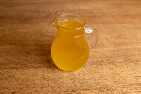 Butterschmalz selbst zubereitet. Die geklärte Butter schimmert goldfarben