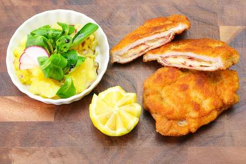 Cordon Bleu östrreich Style mit Erdäpfel-Vogerlsalat und Kernöl