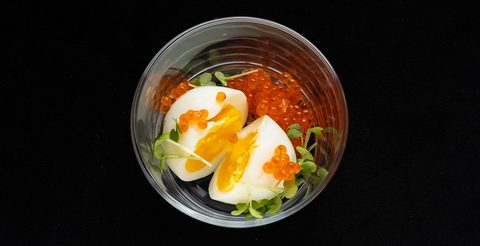 Eier im Glas mit Kaviar