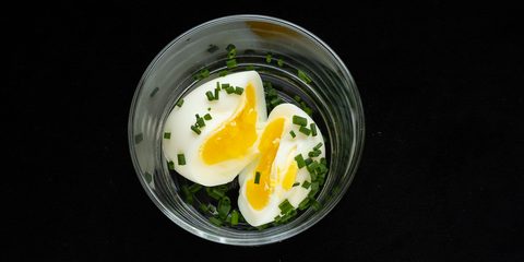 Eier im Glas mit Schnittlauch