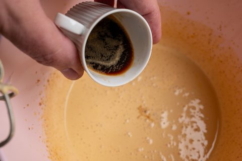 Espresso wird zur Eigelb-Zucker-Mischung hinzugefügt