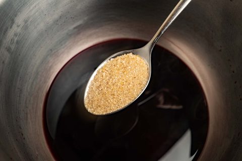 Kirschsaft mit Zucker abschmecken