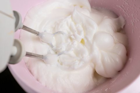 Frisch geschlagener Eischnee glänzend und fest