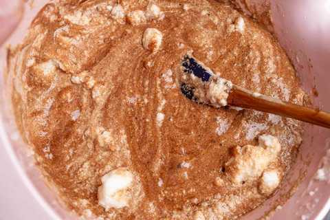Eischnee wird vorsichtig unter die Schokoladenmasse gehoben