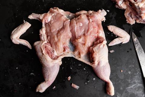 Entbeintes Hähnchen, Hähnchenflügel abschneiden
