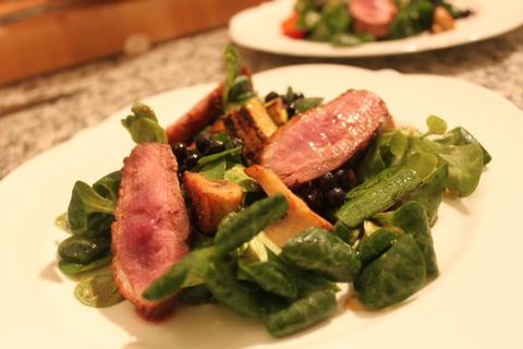 Rosa gebratene Entenbrust auf Feldsalat