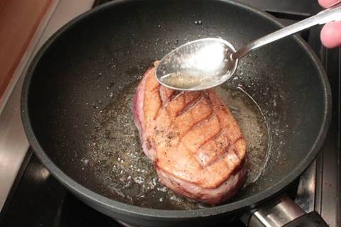 Die Entenbrust mit dem entstandenen Bratensaft und Entenfett übergießen