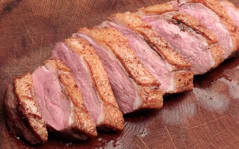 entenbrust richtig tranchieren, das fleisch wird schräg geschnitten