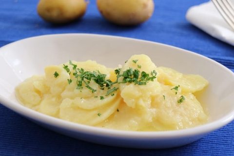 Kartoffelsalat mit Essig und Öl, mit Schnittlauch bestreut
