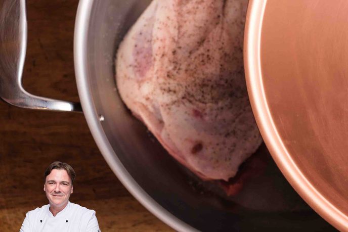 Fleisch im Topf mit aufgelegtem Deckel beim Dünsten aufgenommen von Koch Thomas Sixt.