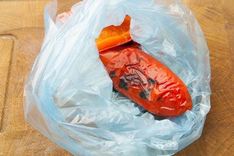 gegrillte paprikaschote in plastiktüte
