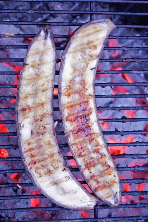 gegrillte Banane auf deem heißen Grill, WO das ist ein tolles Dessert!
