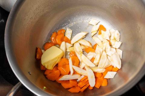 Karotten, Pastinaken und Butter beim Anschwitzen im Topf