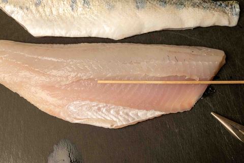 Zanderfilet Gräten mit Pinzette entfernen