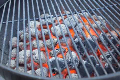 glühende, weiße kohle, der optimale moment zum grillen