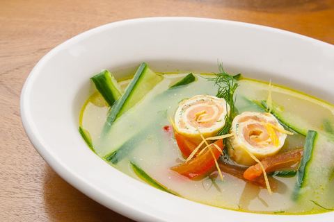Lachs Eierkuchen in der Gurkensuppe