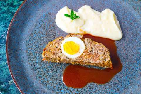 Falscher Hase oder Hackbraten mit Soße und Kartoffelpüree