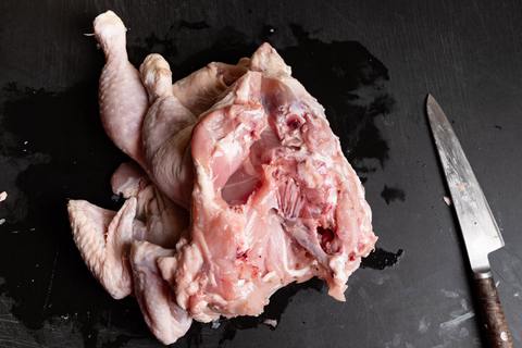 Hähnchen an der innen liegenden Karkasse entlang ausbeinen