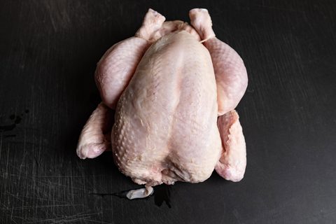 Hähnchen im ganzen auf Schneidebrett