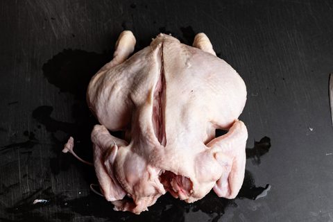Hähnchen wenden und Rückseite Schnitt setzen