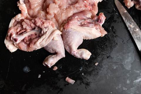 Hähnchenkeulen Knochen brechen