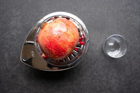 Granatapfel beim Auspressen