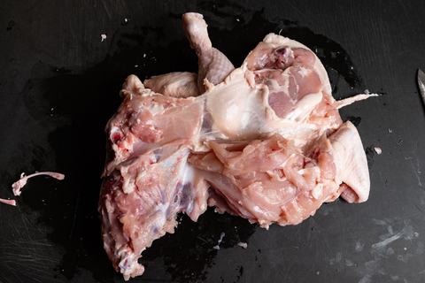 Huhn komplett rundherum an der Karkasse entlang ausbeinen
