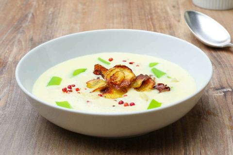 Kartoffelsuppe angerichtet und dekoriert