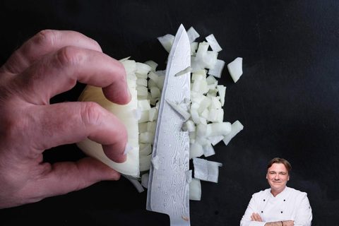 Zwiebel fein würfeln mit scharfem Kochmesser als Symbol für Küchenwissen und Kochtechnik
