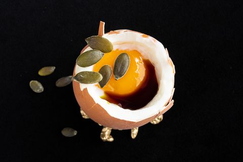 Weich gekochtes Ei mit Kürbiskernen