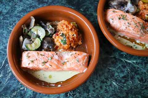 Lachs aus dem Backofen, angerichtet mit Beilagen Zucchini-Pilzgemüse und Tomatenreis