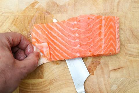 Lachs Haut abschneiden