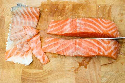 Lachsfilet portionieren