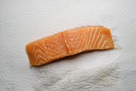 Lachs trocken legen