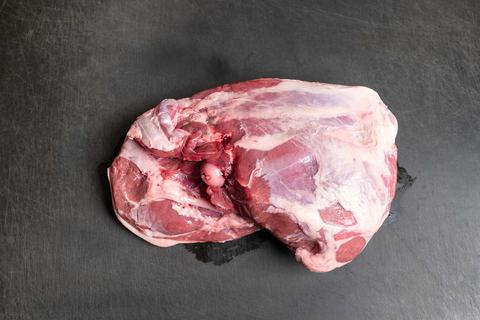 Lammkeule mit sichtbarer Knochenseite