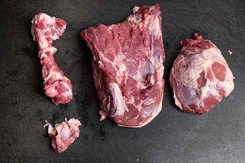 Zerlegte Lammkeule mit Teilstücken