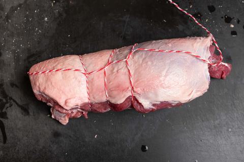 Rollbraten wird gebunden