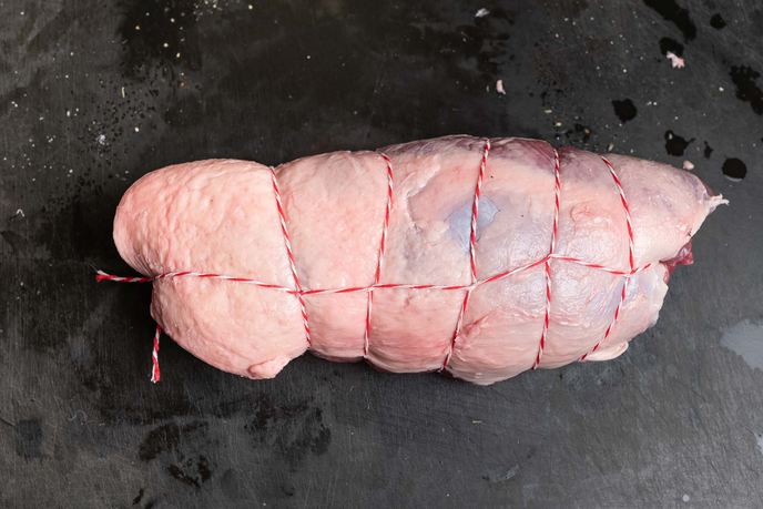 Fertig gebundener Lammrollbraten von oben