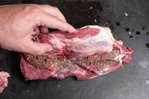Lammkeule wird eingerollt
