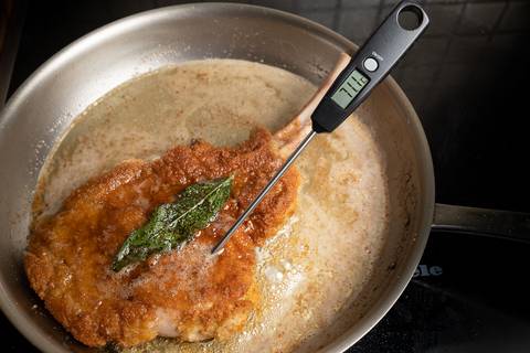 Mailänder Schnitzel in der Pfanne Kerntemperatur messen