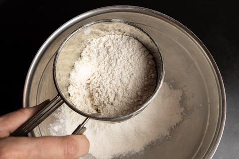 Mehl sieben für Stollen-Hefe-Vorteig