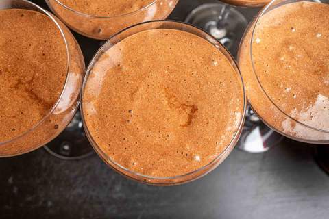 Mousse au Chocolat in Dessertgläser füllen und kaltstellen