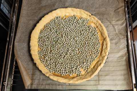 Mürbteig mit getrockneten Erbsen beschwert gebacken