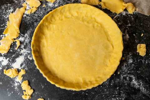 Eingelegter Mürbeteigboden in der Tarteform