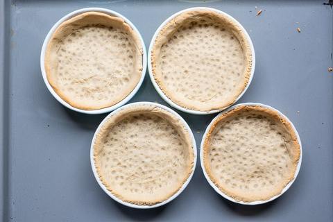 Fertig gebackene Mürbteigtartes ohne Füllung