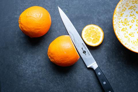 Orange zum schälen vorbereiten